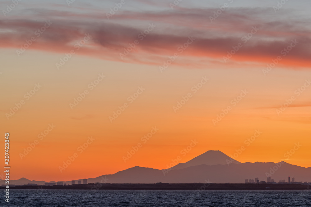 冬季日落时的富士山和东京湾。东京湾是位于南部的海湾