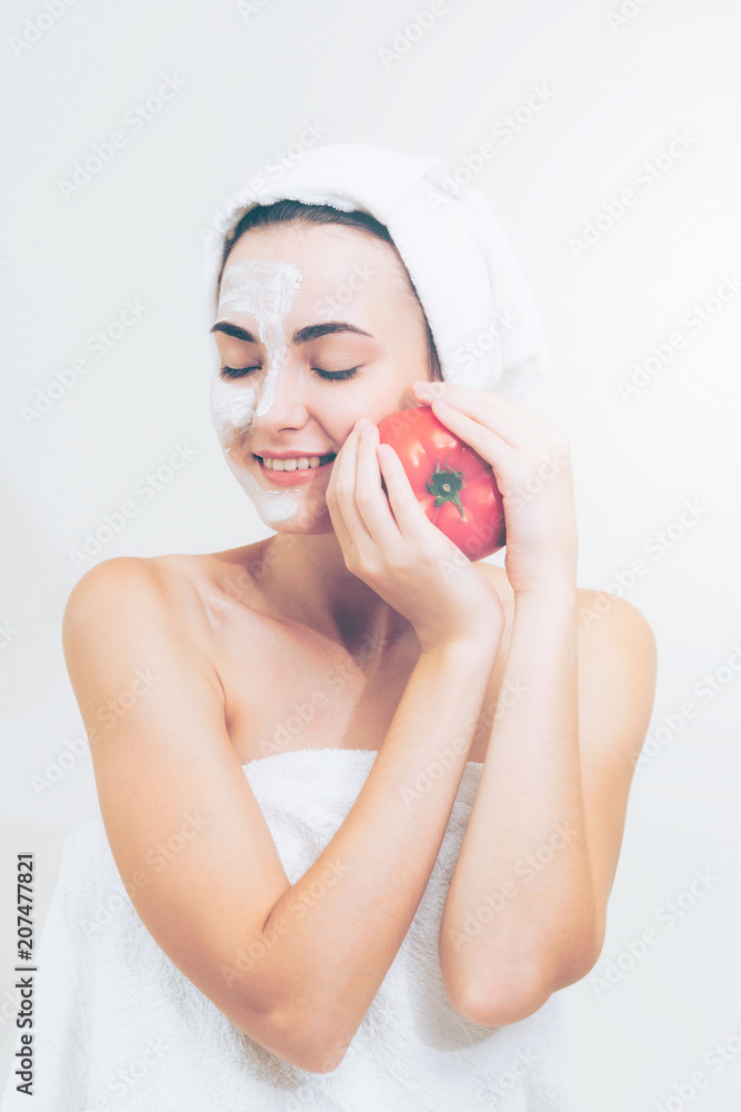 女性获得番茄奶油提取物面膜。