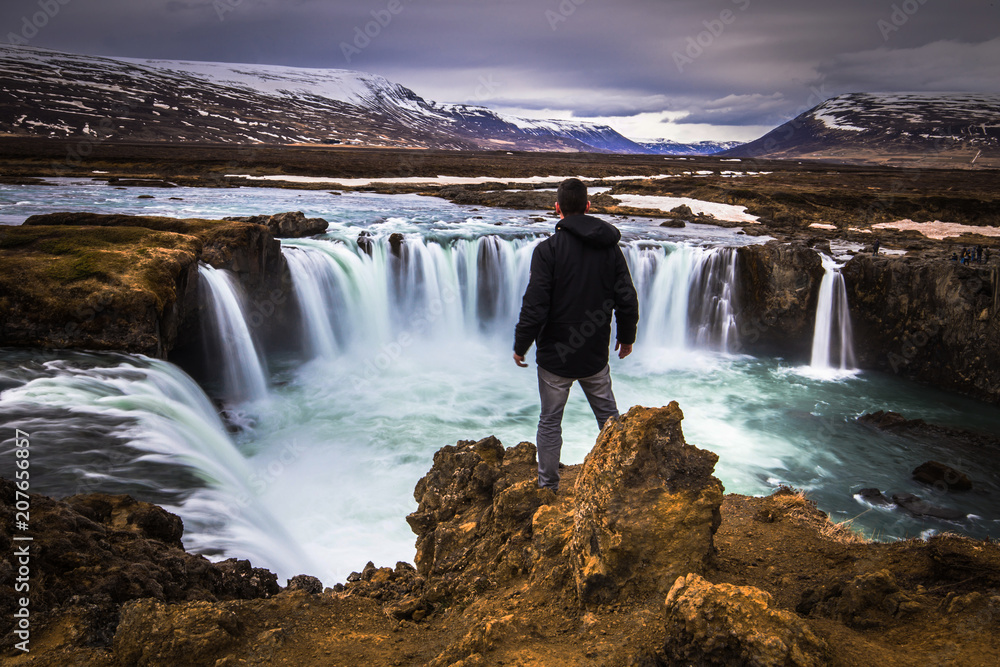 戈达福斯-2018年5月7日：冰岛戈达福斯瀑布的旅行者