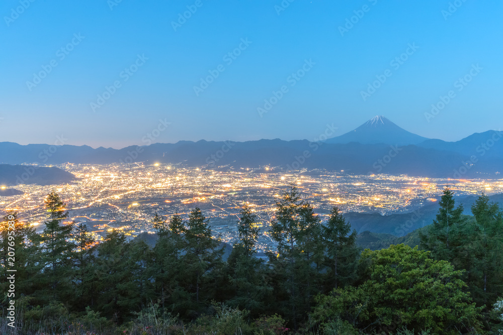 富士山和高富市，从阿玛里山的角度可以看到日出的天空。