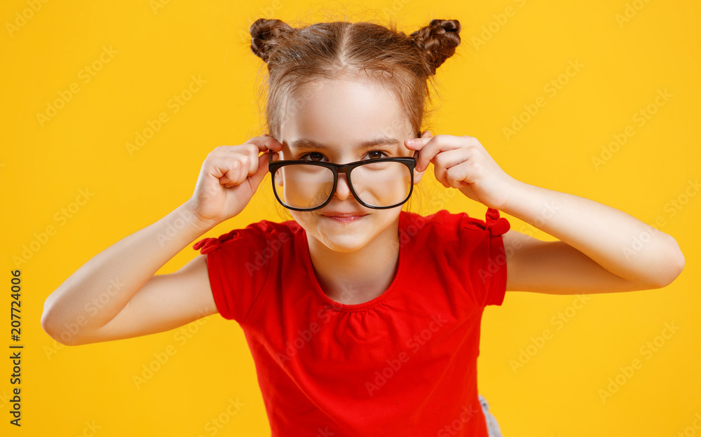 彩色背景下戴眼镜的有趣女孩