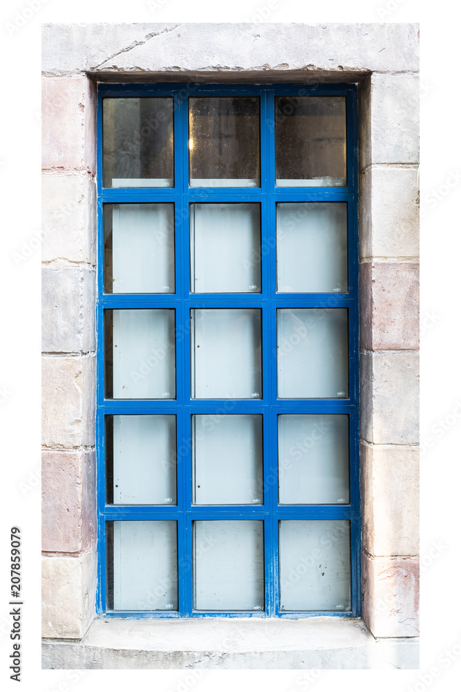 蓝色木窗和石墙