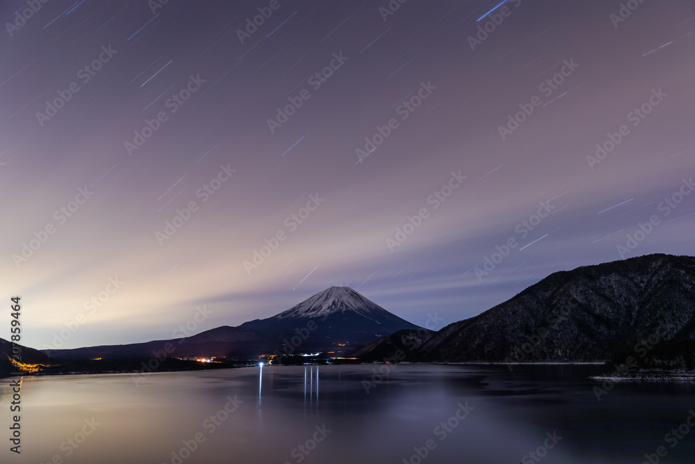 富士山和谷美湖在冬季有美丽的日出。谷美湖是Mo附近的一个湖