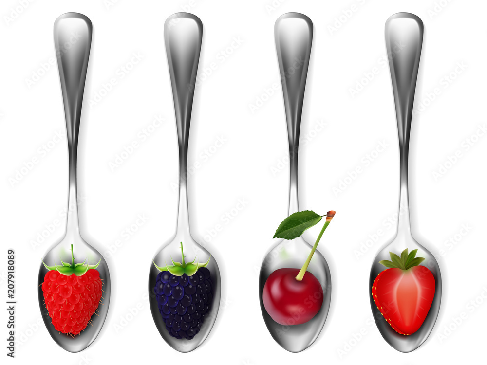 一套装有浆果的金属勺子。草莓、覆盆子、樱桃、黑莓放在勺子里。