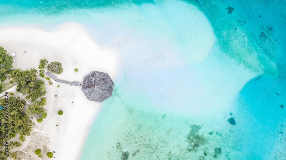 马尔代夫岛热带岛屿白色沙滩和蓝色泻湖鸟瞰图，美丽的比喻