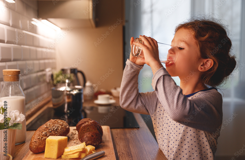 小女孩在家厨房喝水