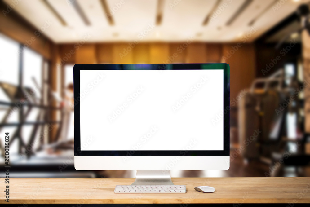 电脑显示器、键盘、咖啡杯和鼠标处于空白或白色屏幕隔离状态