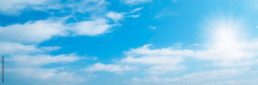 美丽的蓝天云以Cumulonimbus Congestus上的Pileus为背景。天空全景。