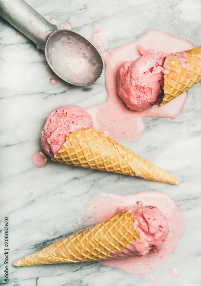 健康的低热量夏季甜点。华夫饼甜筒中的自制酸奶草莓冰淇淋
