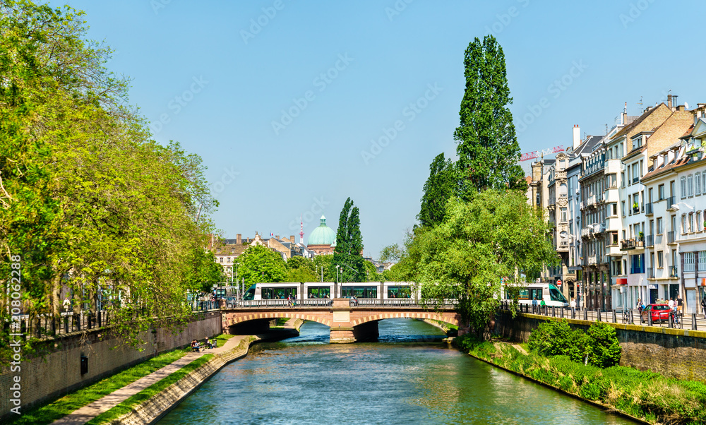 法国斯特拉斯堡市有轨电车穿越伊利河