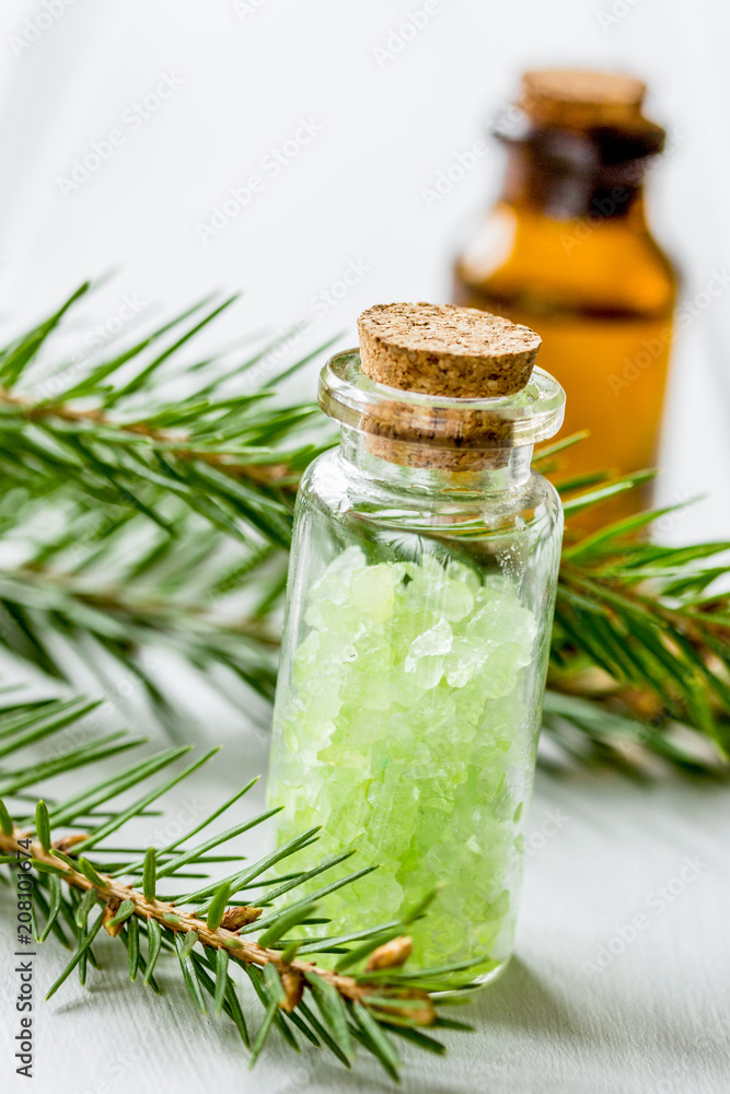 在whi上用玻璃瓶装有机云杉油和海盐做水疗