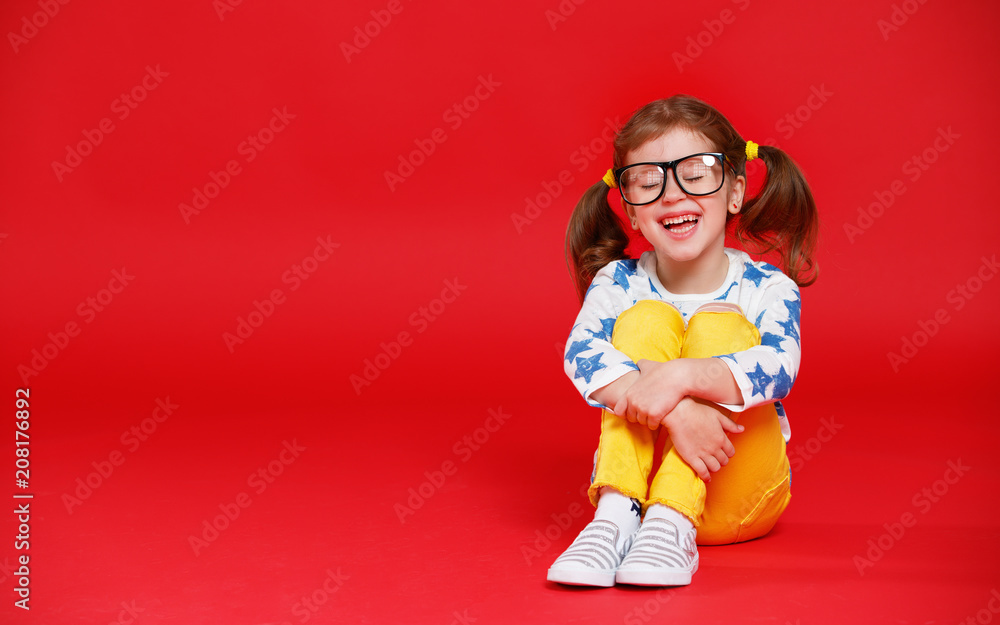 彩色背景下戴眼镜的滑稽小女孩