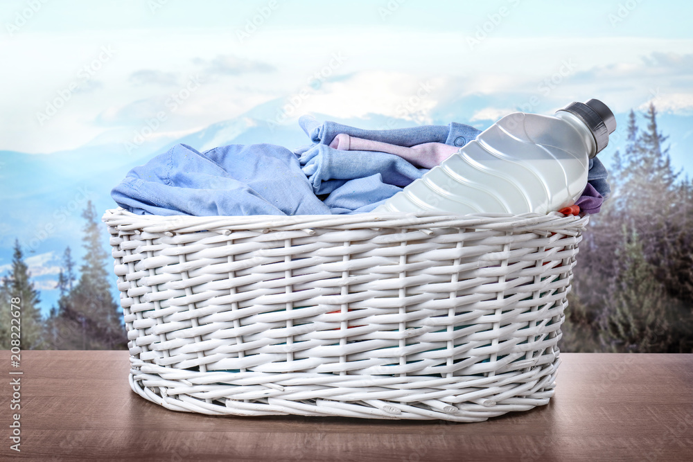 户外桌子上放着装有衣服和洗衣粉的篮子