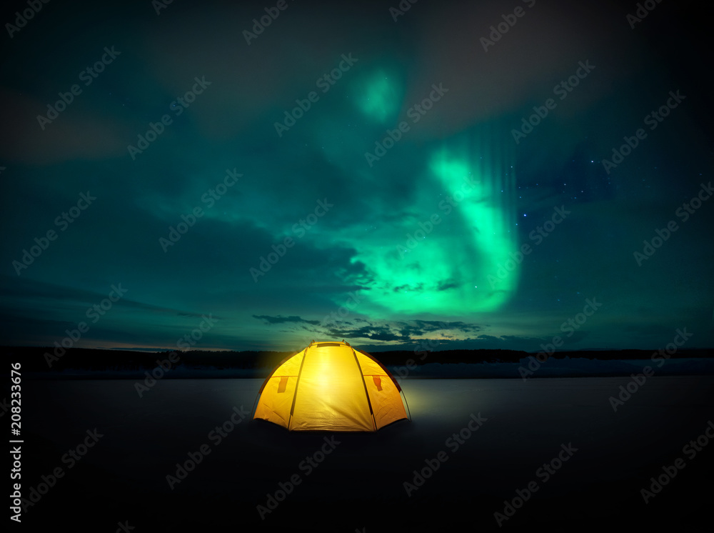 在荒野中，北极光在瑞典的夜空中翩翩起舞
1206901587,女游客带着包，穿着衬衫、短裤，戴着白色隔离眼镜。