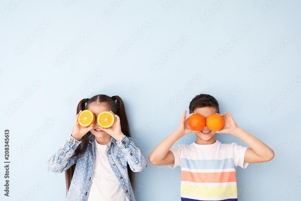 有趣的小孩，背景是柑橘类水果