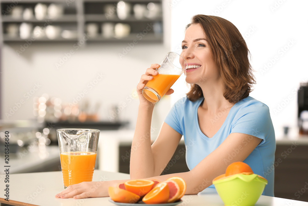 美女在厨房喝柑橘汁