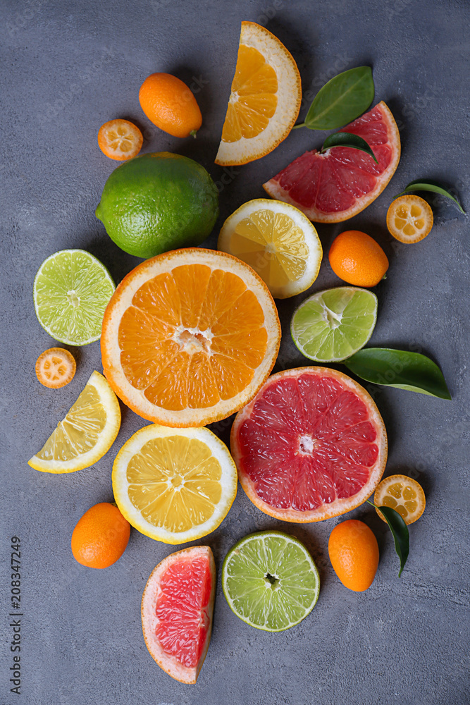 灰色纹理背景下的新鲜柑橘水果切片