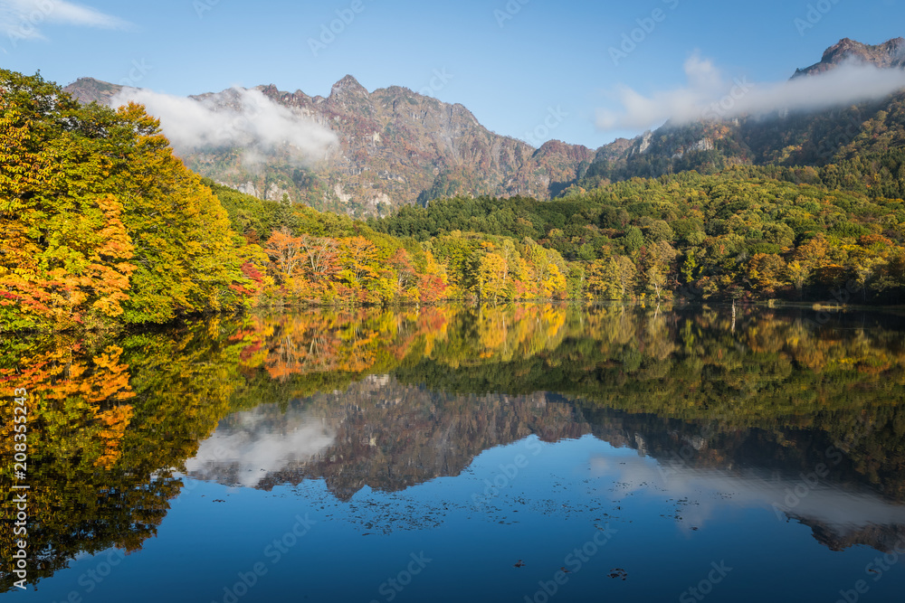Togakushis Lake，Kagami ike池塘在秋天的早晨