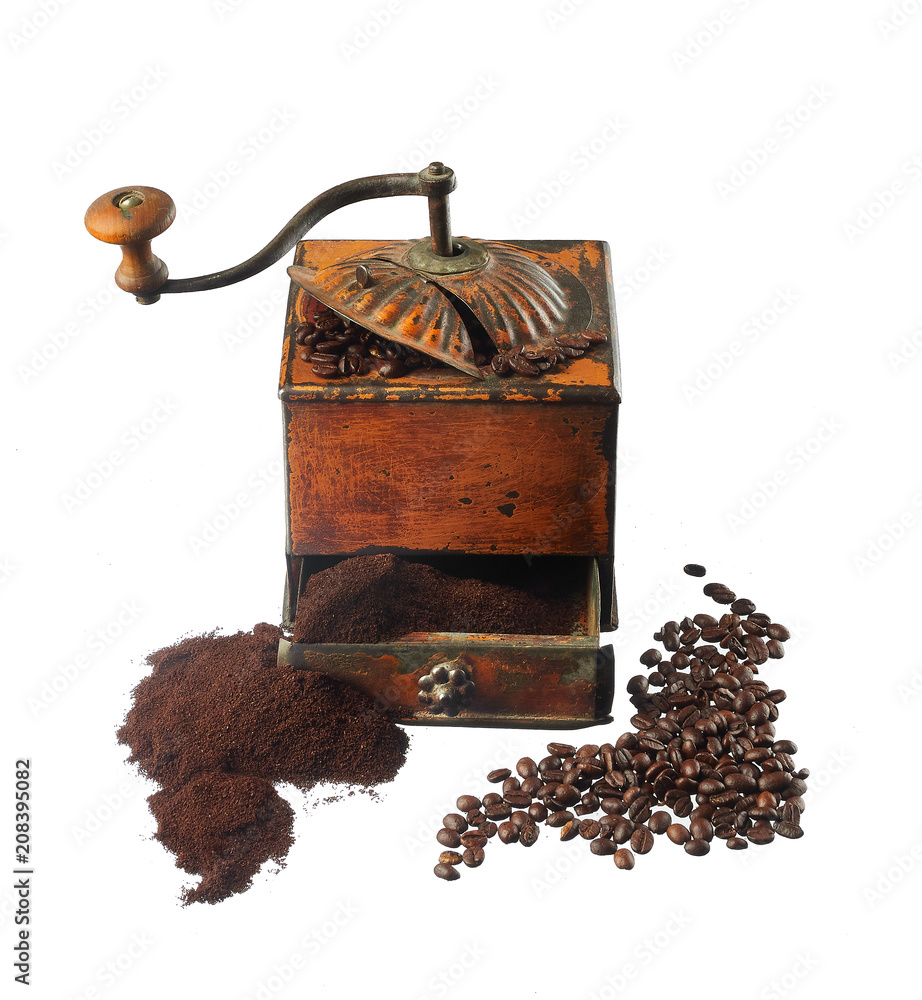 研磨的咖啡，在白底上分离的颗粒。旧咖啡研磨机。