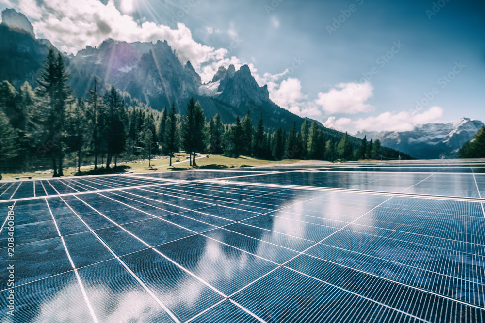 乡村山地景观中的太阳能电池板。