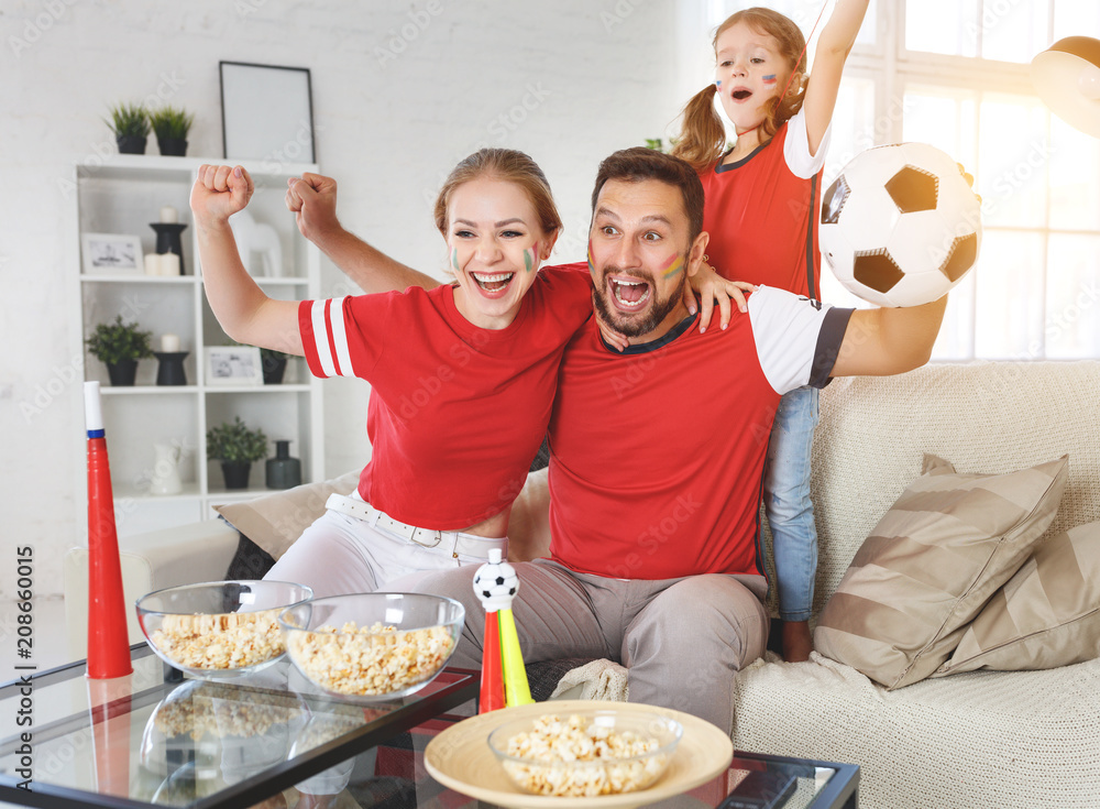 在家看电视足球赛的球迷家庭