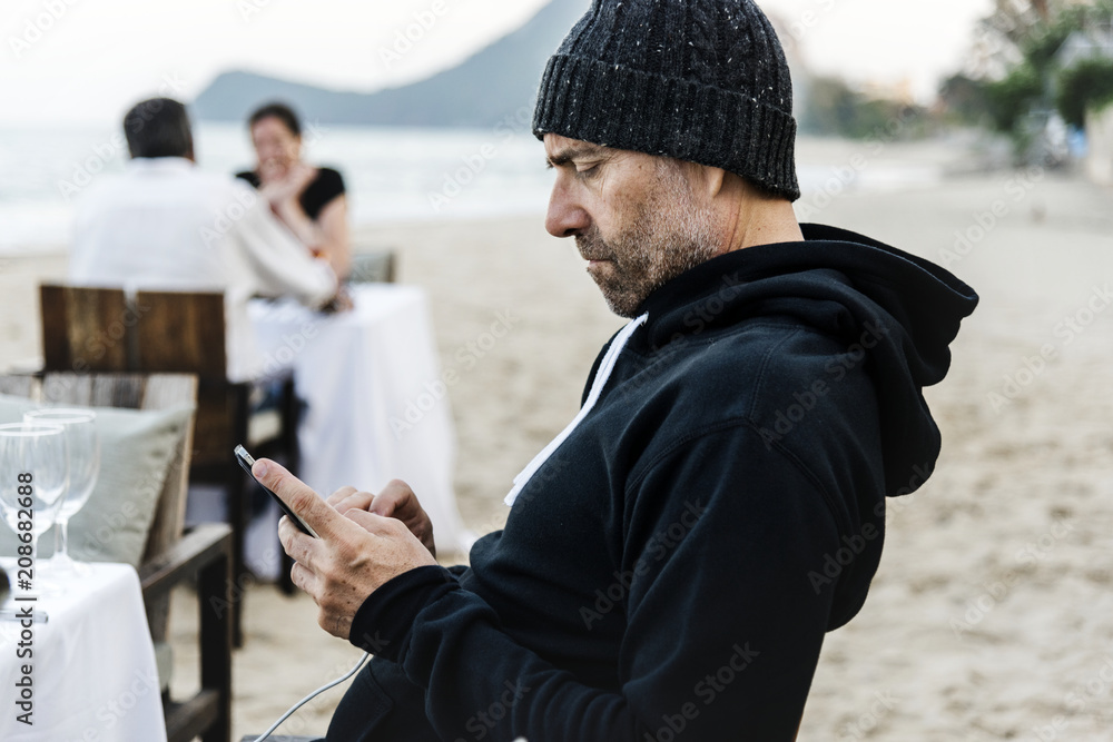 男子在海滩上使用手机