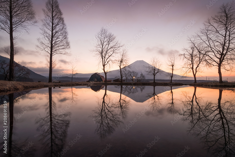 静冈县藤宫伏本帕拉露营地清晨的富士山