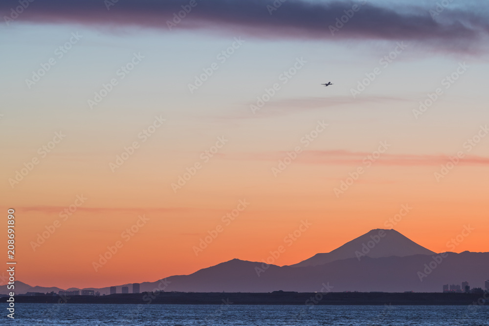 冬季日落时的富士山和东京湾。东京湾是位于南部的海湾