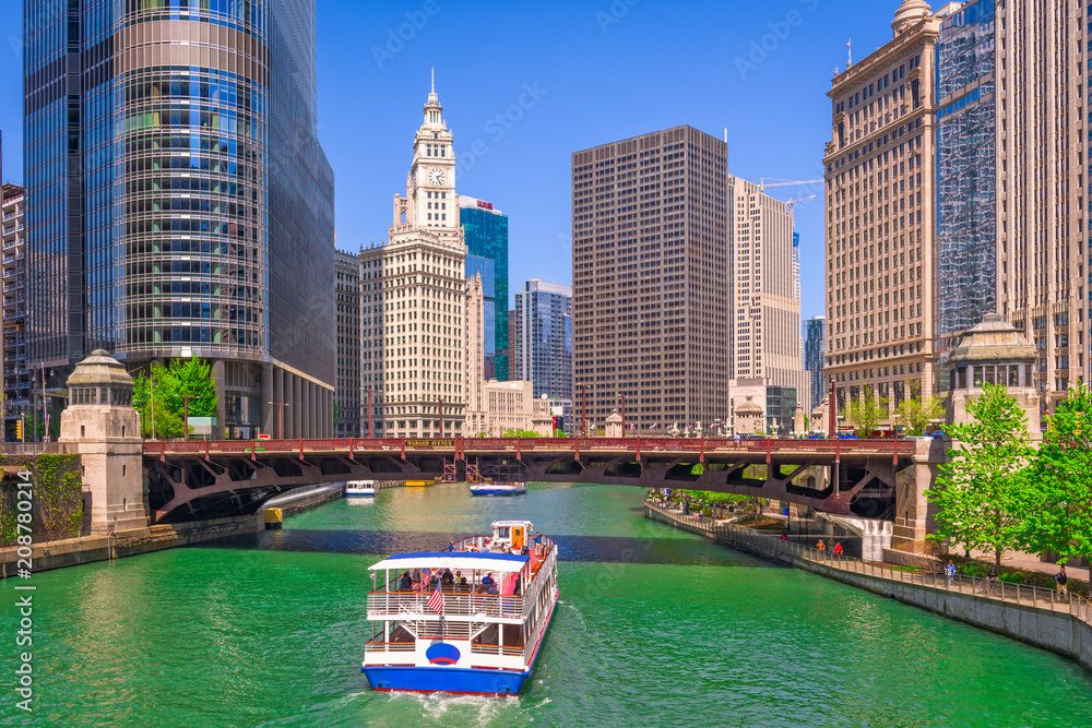 美国伊利诺伊州芝加哥的观光游轮和河上的天际线。
