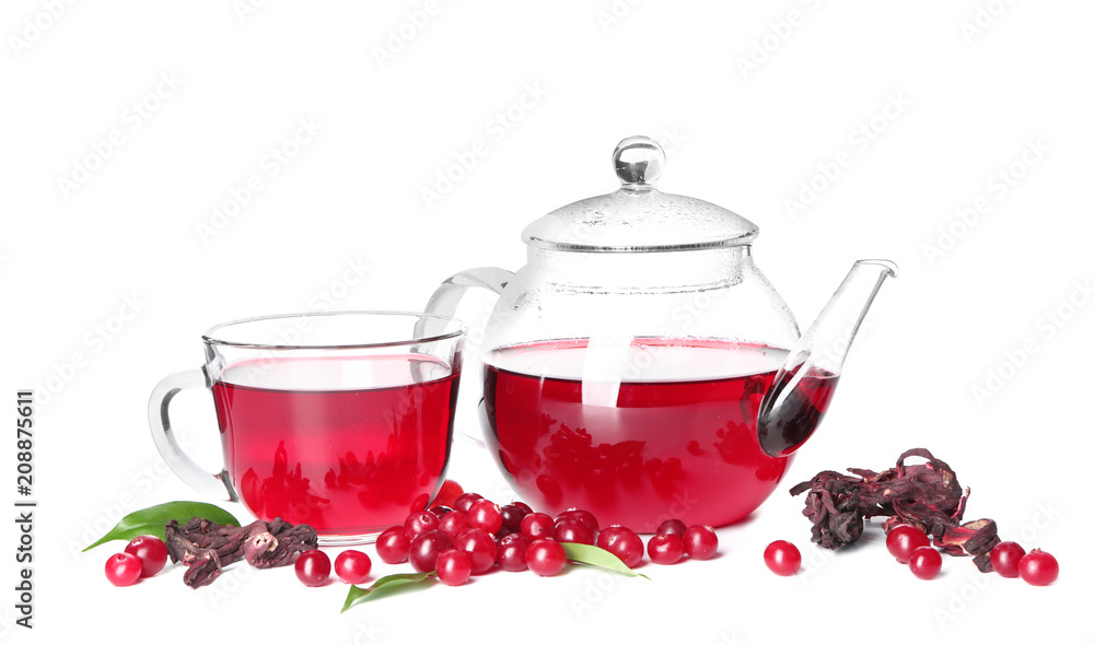 白底蔓越莓装在玻璃杯和壶里的红茶