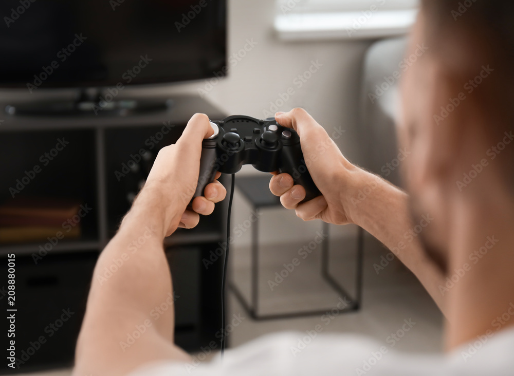 男人在家玩电子游戏