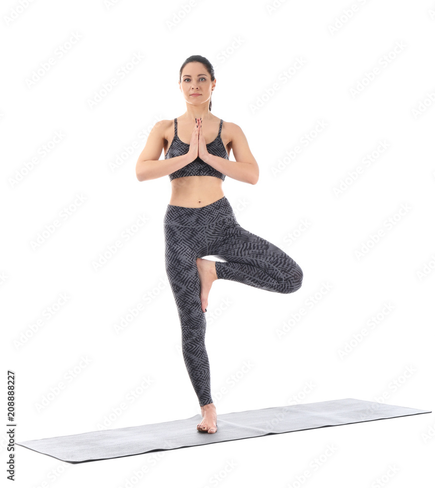 年轻女子在白色背景下练习瑜伽