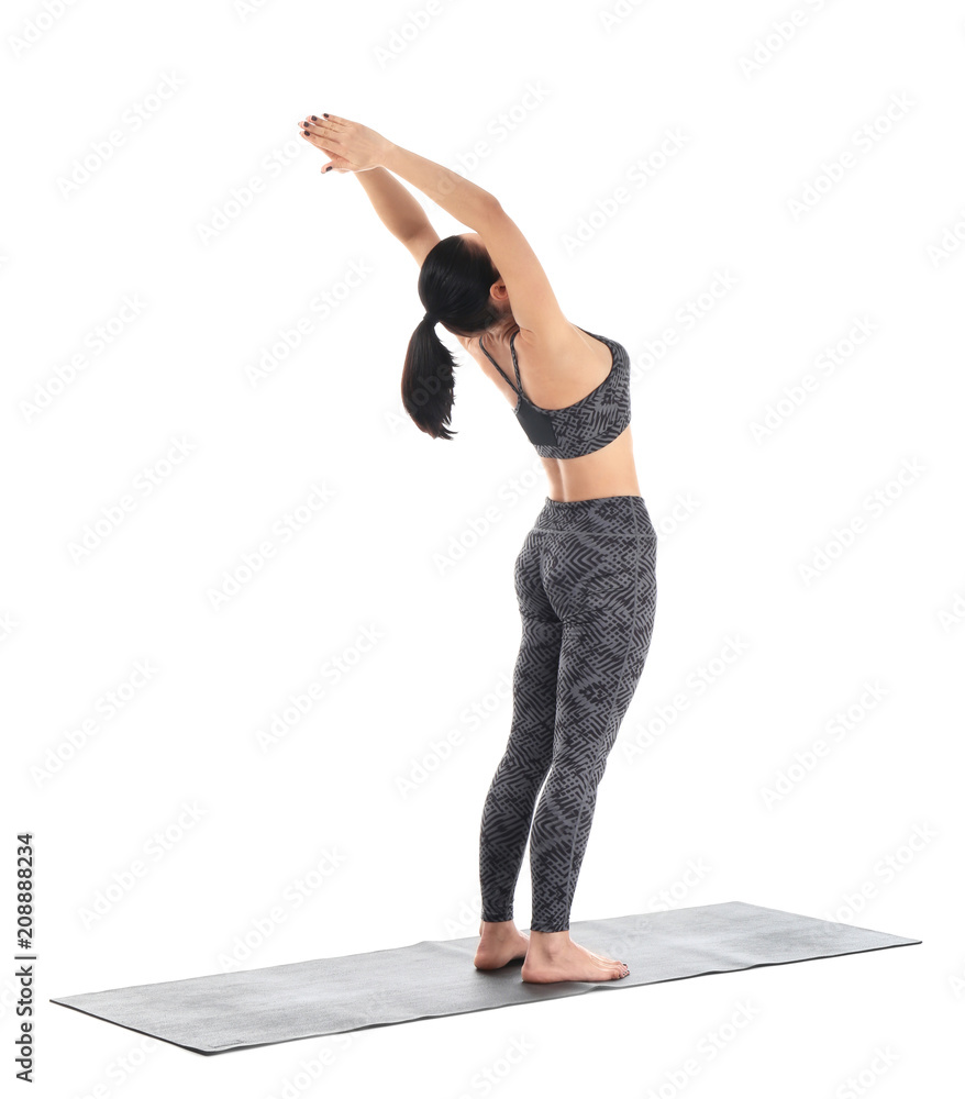 在白色背景下练习瑜伽的年轻女性