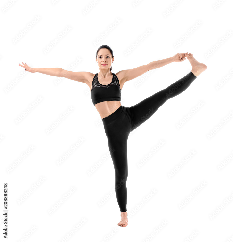 年轻女子在白色背景下练习瑜伽