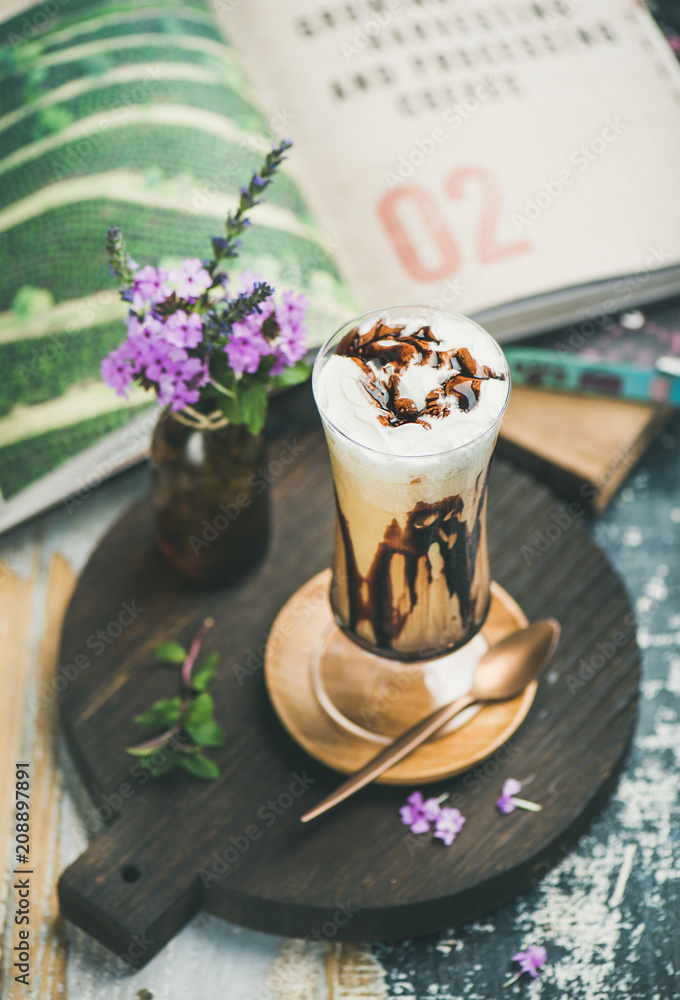 冰摩卡咖啡配生奶油、冰淇淋和巧克力酱，装在木制的高玻璃杯中