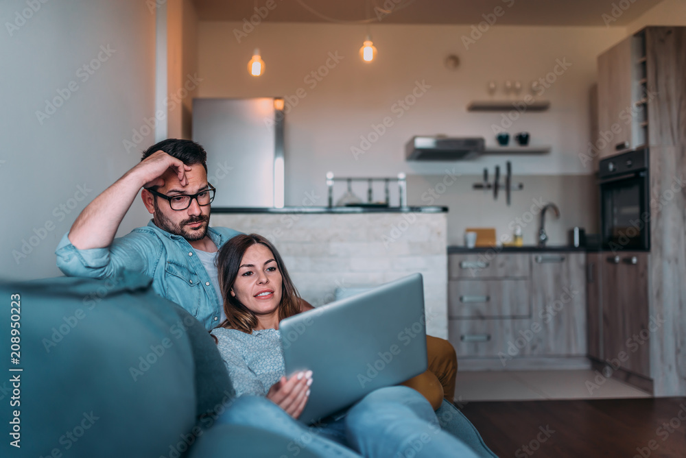 情侣在笔记本电脑上看电影。