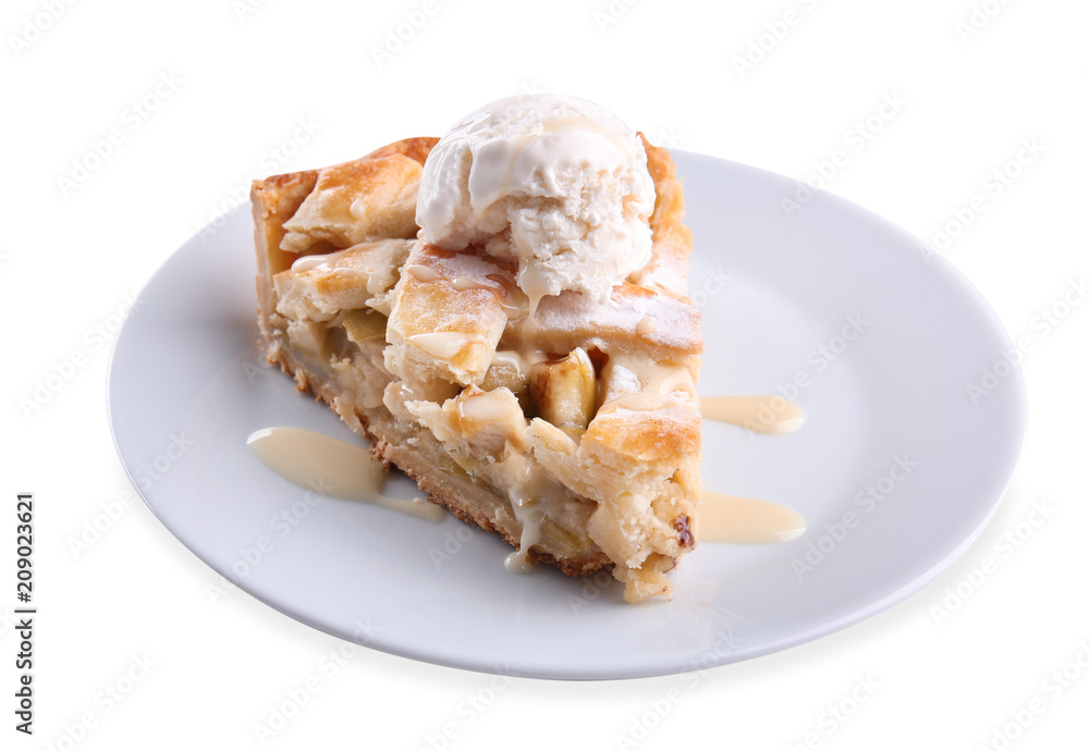 盘子里有一块美味的苹果派和白底冰淇淋