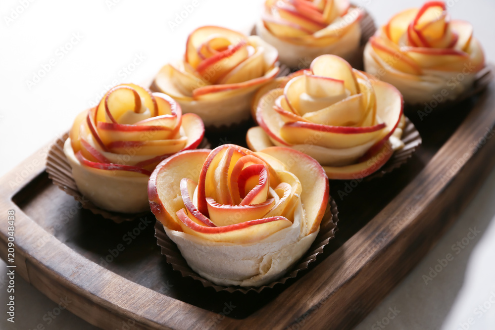 木板上的生玫瑰形苹果糕点