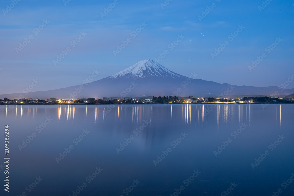 清晨的富士山和河口湖