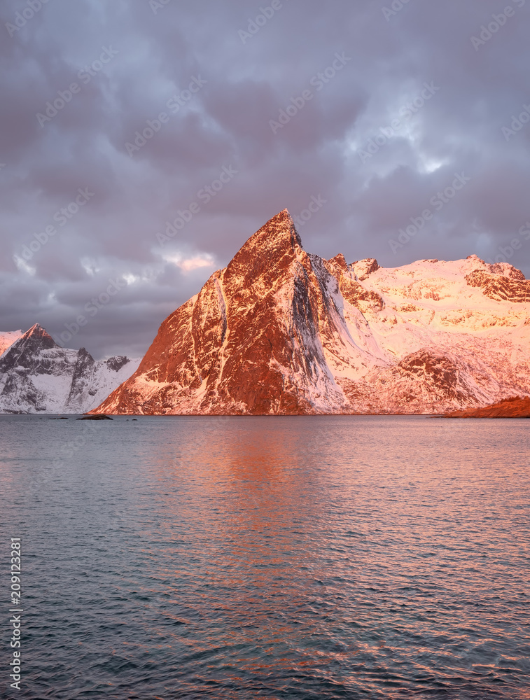 日出时的海景。挪威的自然海景