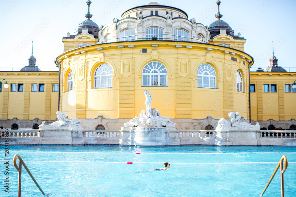 匈牙利布达佩斯，在没有人的情况下，在晨光中进行Szechenyi户外温泉浴
