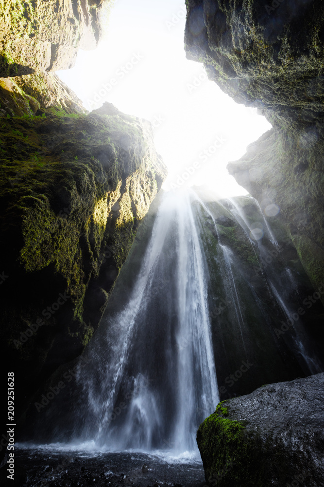 欧洲冰岛洞穴中独特的Gljufrabui瀑布