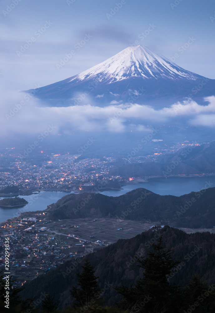 从新都道视角看清晨的富士山，云雾缭绕，川口湖。