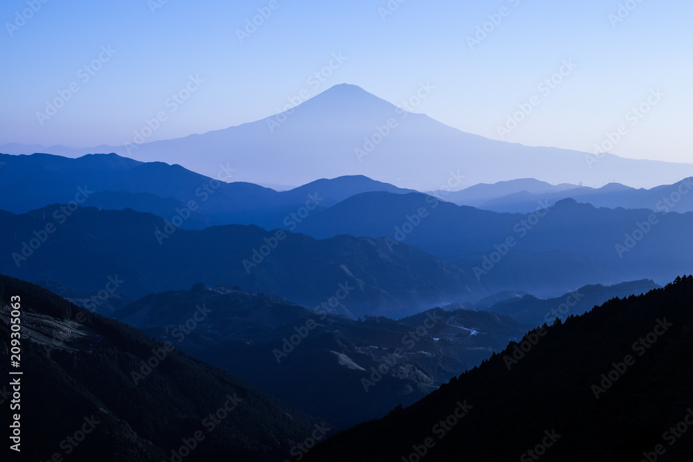 静冈县吉原市夏日清晨的富士山