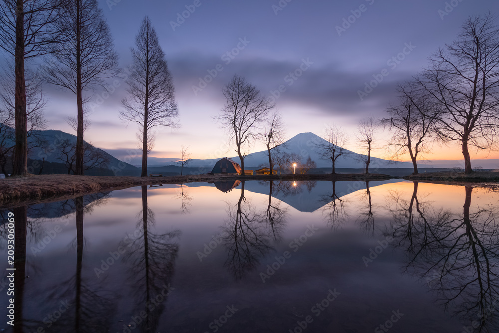静冈县富士宫富茂帕拉露营地清晨的富士山