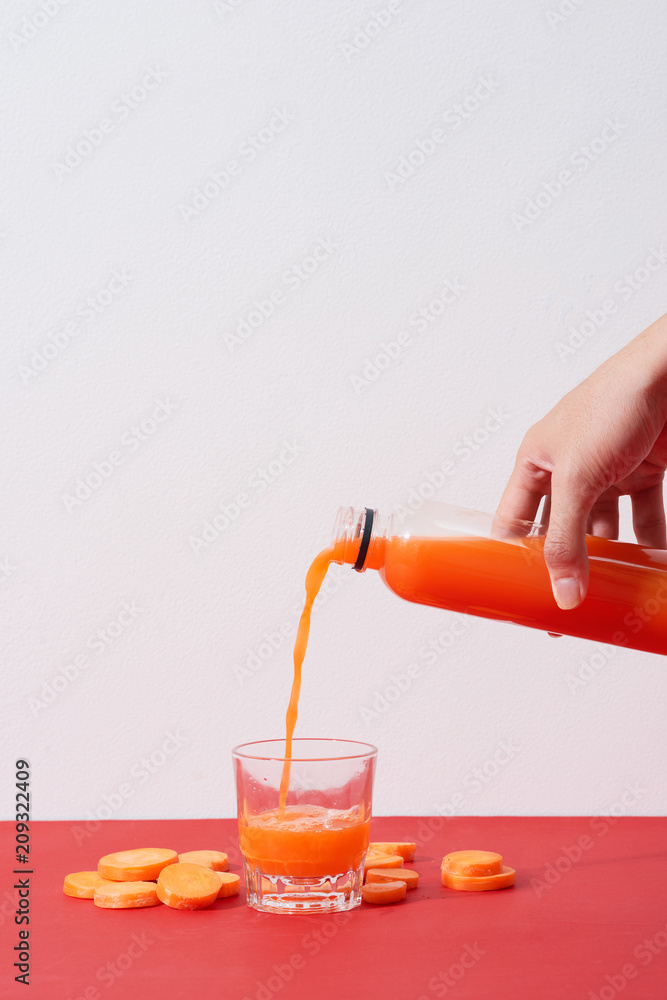 桌上有新鲜的天然胡萝卜汁。健康饮料。