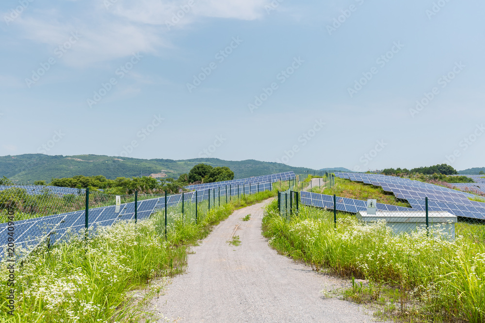 山坡上的太阳能发电站