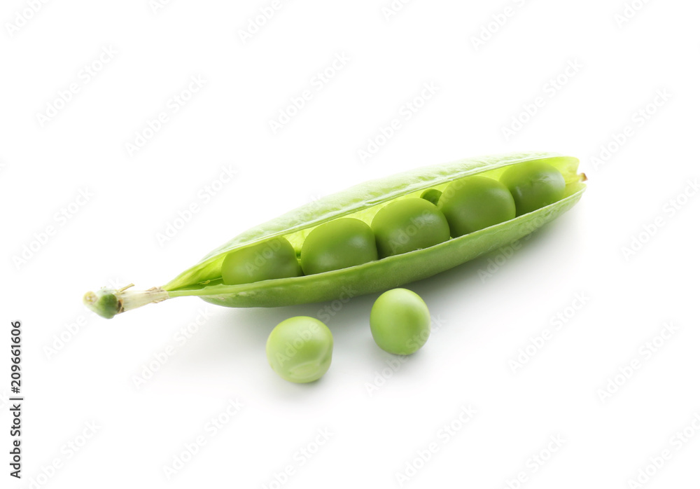 白色背景上有新鲜绿色豌豆的豆荚