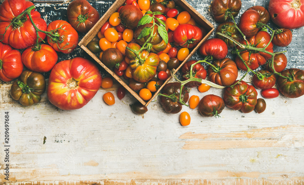新鲜多彩的成熟秋季或夏季传家宝，一束樱桃番茄，锈迹斑斑