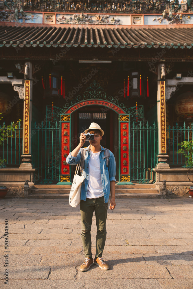 年轻旅行者在亚洲风格的古城拍照